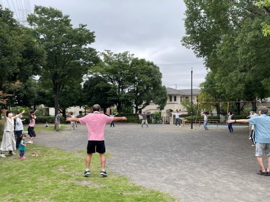 公園で健康体操をしている風景