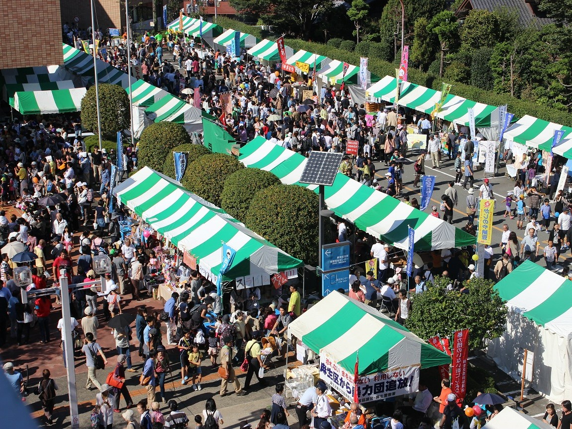 麻生区役所前広場で開かれているあさお区民まつりの風景