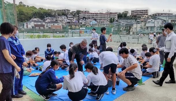 長沢中学校での花苗の植え付け