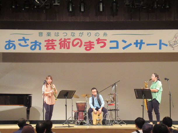 ユニヴァーサルコンサートでゲストが演奏している様子