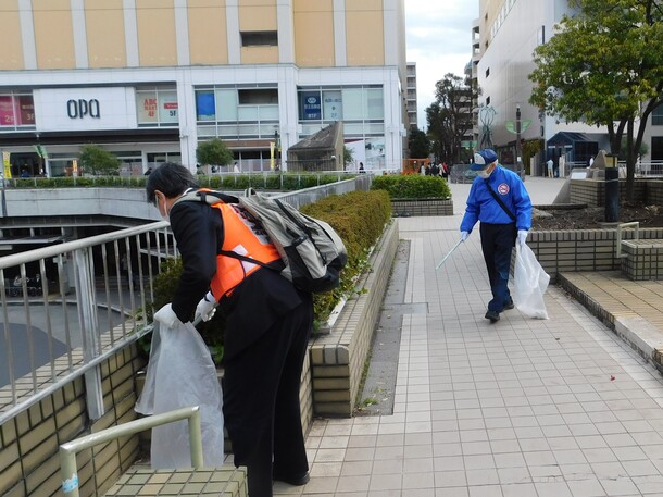美化活動をしている様子