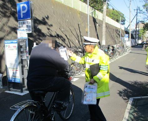 朝の街頭啓発活動の様子