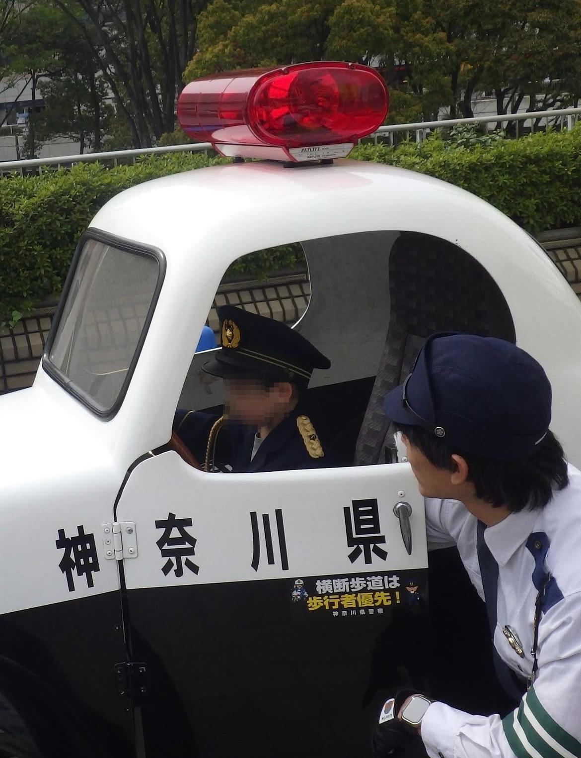 ミニパトカーを展示している様子