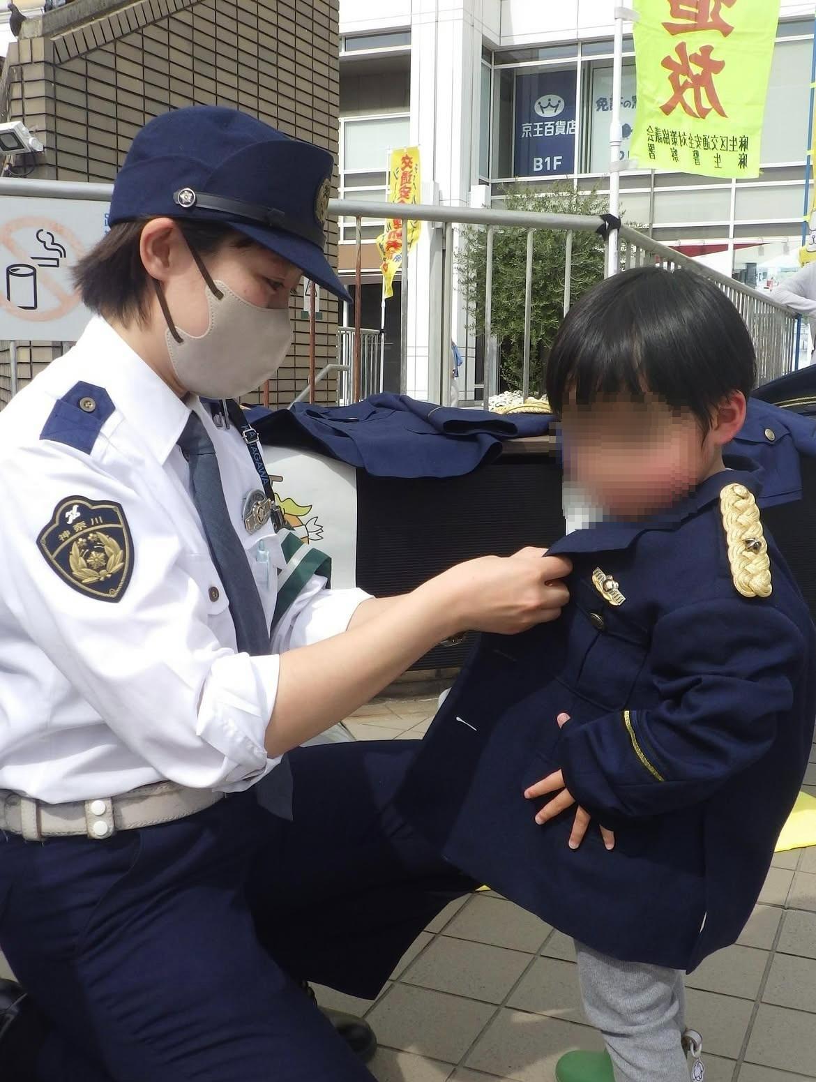 子ども用警察服の着用体験を実施している様子