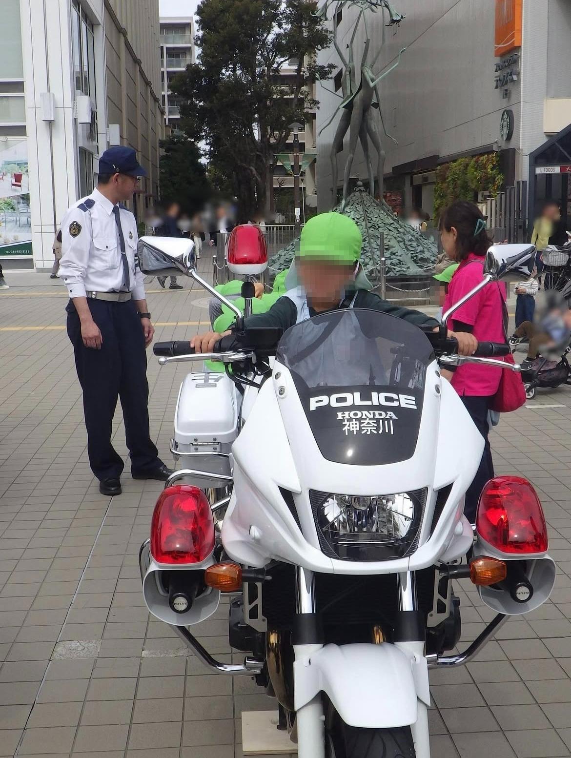 白バイを展示している様子