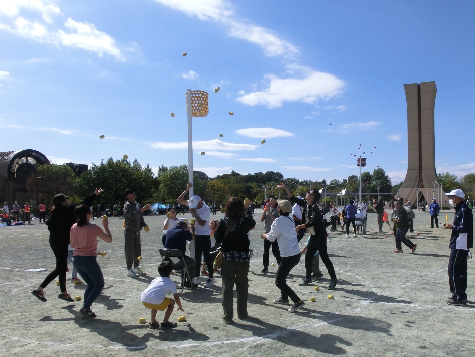 過去の様子（町会対抗玉入れ）です。