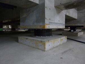 病院本棟の免震構造(積層ゴム)の写真