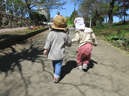 屋外活動するどんぐり組の様子