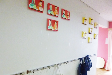 壁に飾られた掲示物の写真