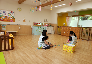 保育士と子供が遊んでいる様子