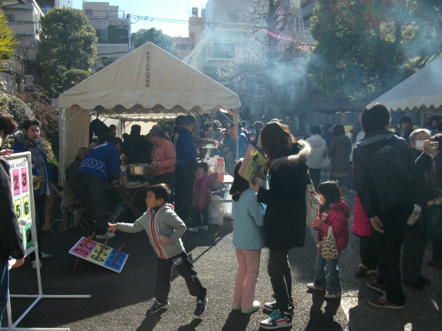 新宿青年会による縁日