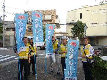 啓発ののぼり旗を持ったクラブ員