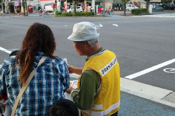 街頭で交通ルールを市民に説明