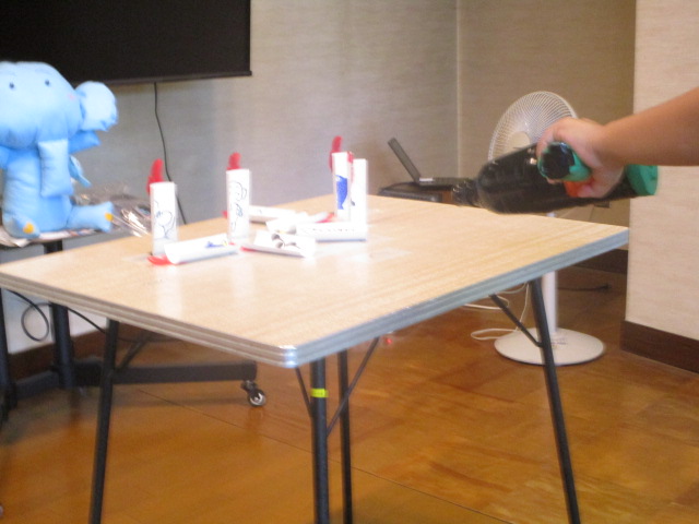 空気砲で遊んでいる様子