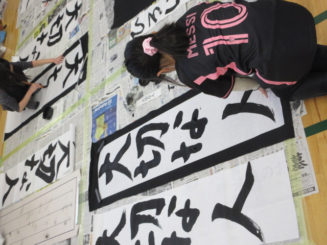 集中力を欠かさず最後まで書きあげる様子