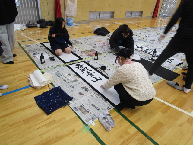 高校生「春照青山籠雪花」
