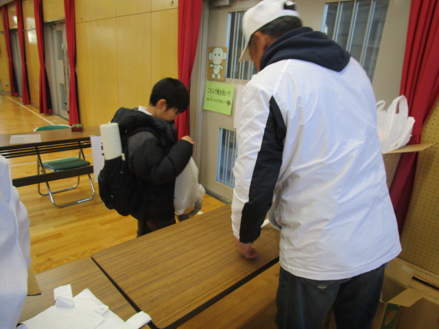 参加賞をもらう様子