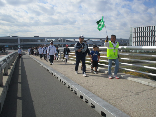 参加者が楽しそうに歩く様子