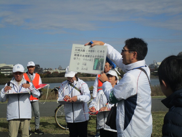 青少年指導員がチェックポイントのクイズを出題している様子