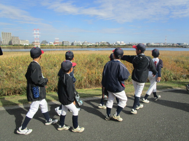 子どもたちが歩いている様子