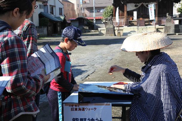 無縁塚での解説