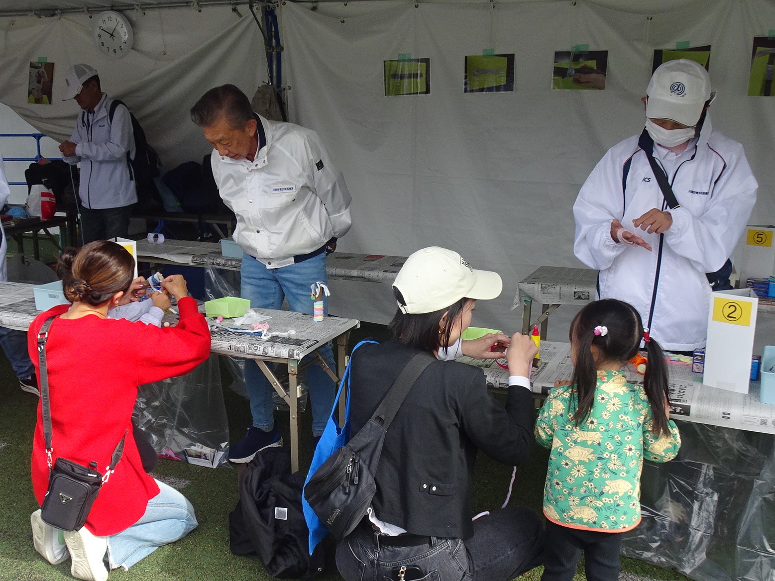 親子クラフト教室での一コマ