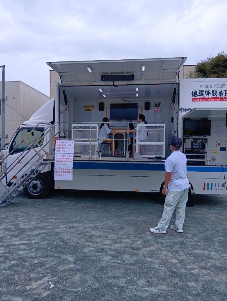 地震体験訓練の様子