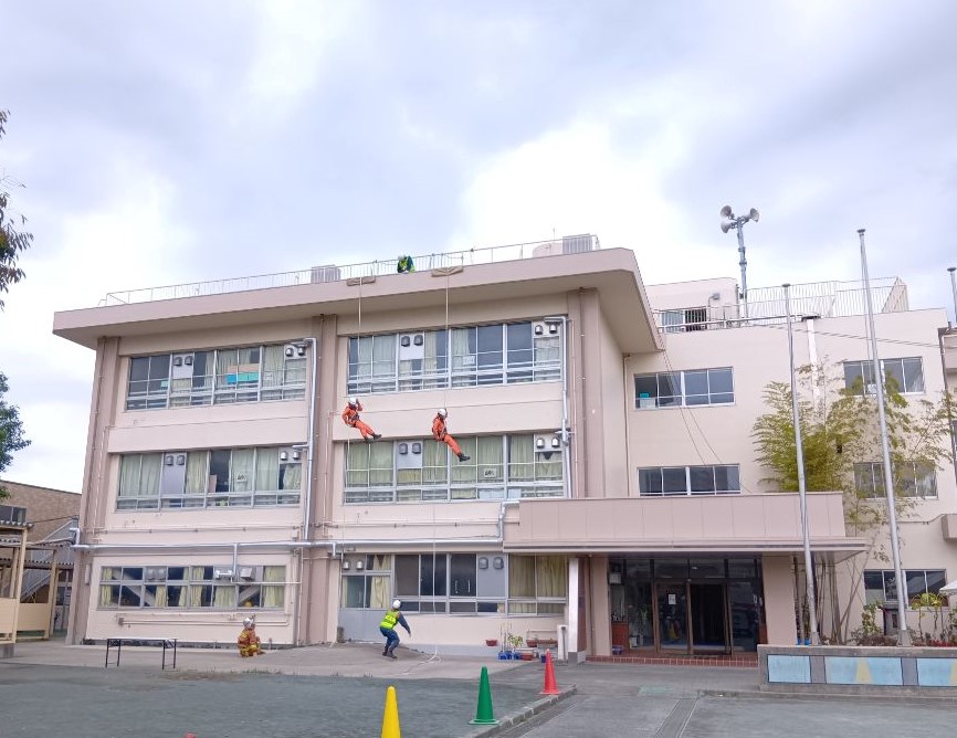 屋上から消防隊が脱出する様子