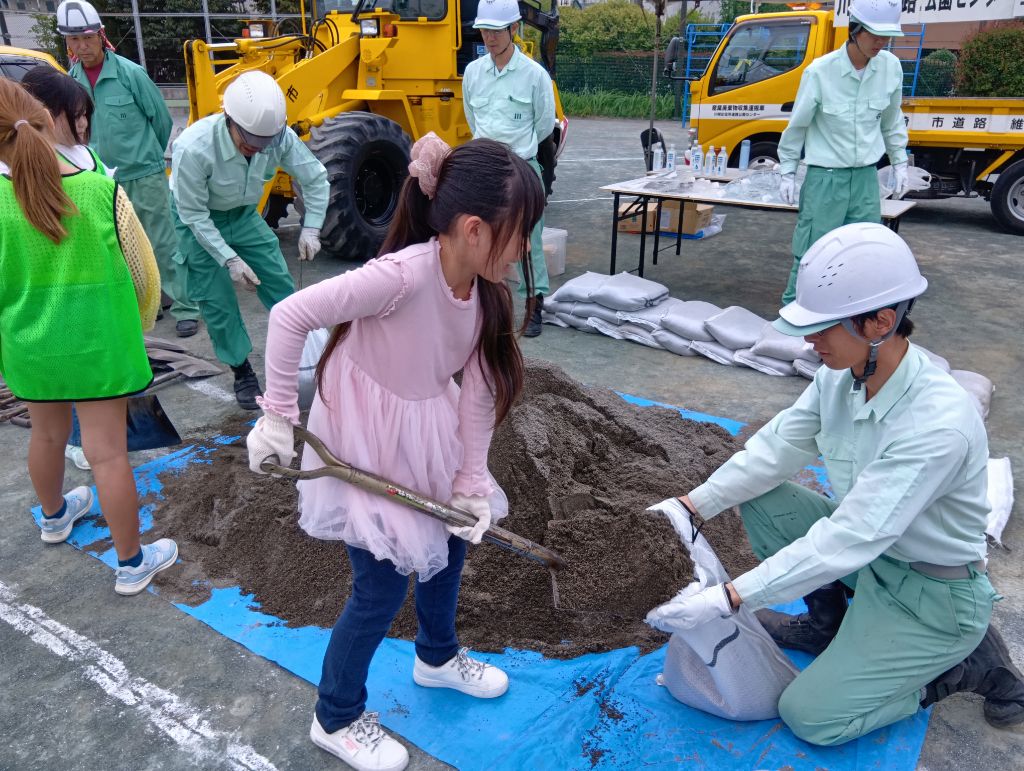 土のう積み訓練をしている写真