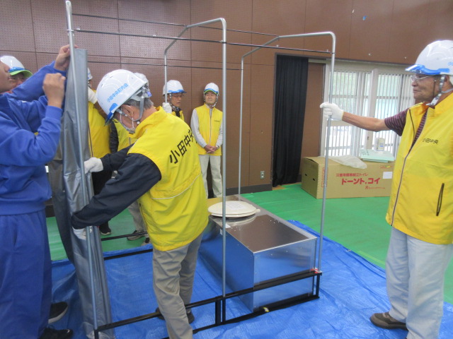 仮設トイレ組立ての様子