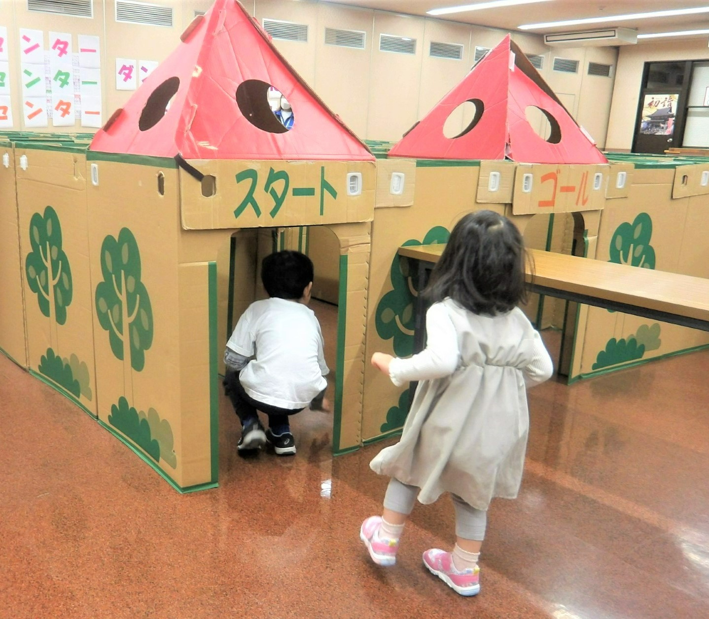 どっちへ行?ドキドキ楽しい段ボール迷路!