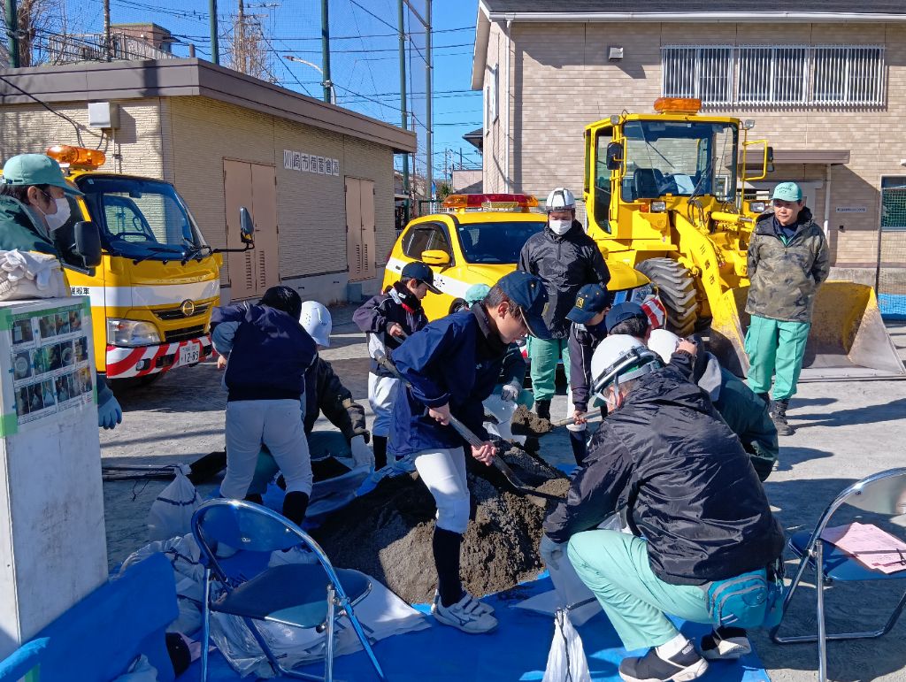 土のう積み訓練をしている写真