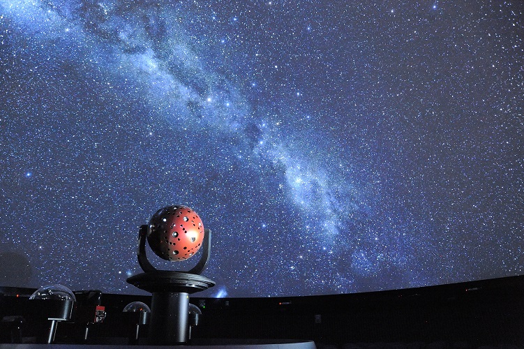 生田緑地(「かわさき宙(そら)と緑の科学館」のプラネタリウム)