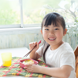 学童がお弁当を食べている写真