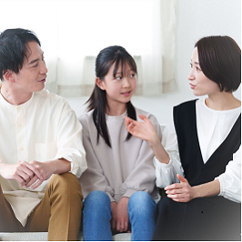 両親、娘の3人で話し合っている様子