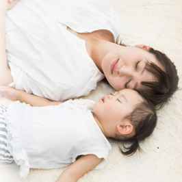 一緒に眠っている親子