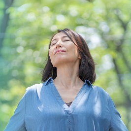 心地よく呼吸をしている女性