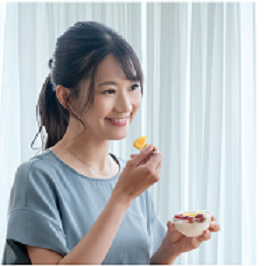美味しそうに果物を食べる女性