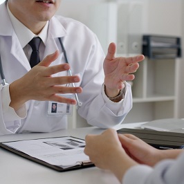 患者の病状を説明する医師