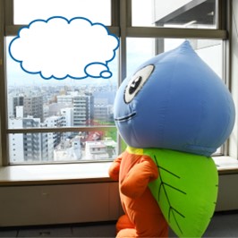 上下水道局キャラクターのウォータンが窓の外を眺め、空白の吹き出しが出ている様子