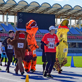 仮装して走るランナーの様子