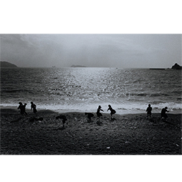 ふるさとの海に別れを告げる中学生たち「集団就職の若者」より 1976年 福江島 長崎県五島市