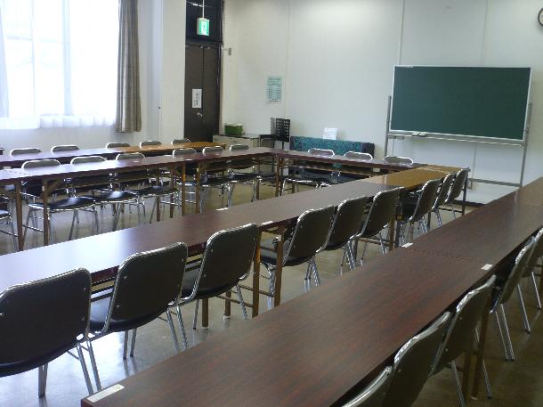 学習室入って右側を撮影した写真。黒板、非常口などが見える。