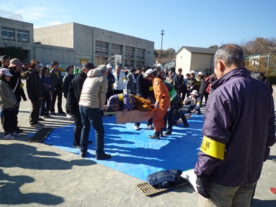 小学校を利用して町内会の方が防災訓練を行っている様子