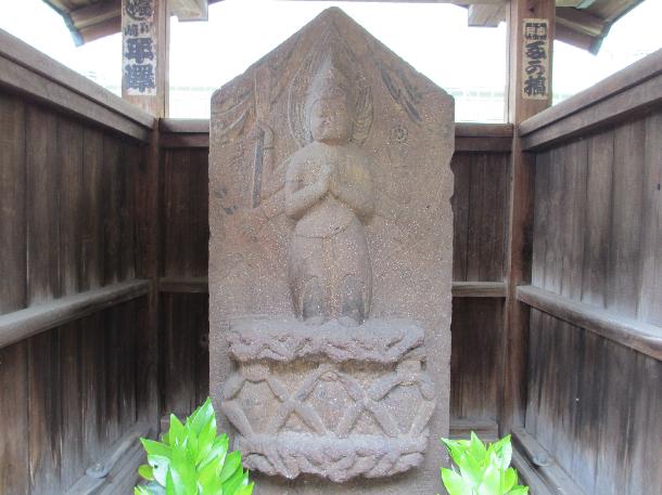 宮前平駅の八幡神社入り口にある庚申塔。正徳4年（1714年）と刻まれている