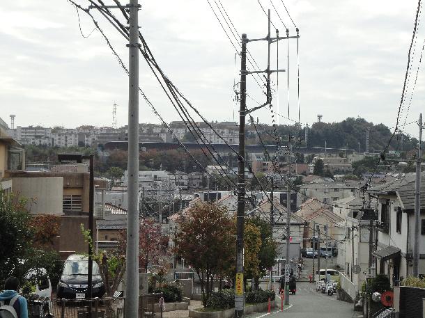 振り返ると平地域の開けた景色が広がり東名高速道路が見える