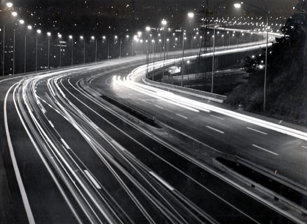夜の東名高速道路