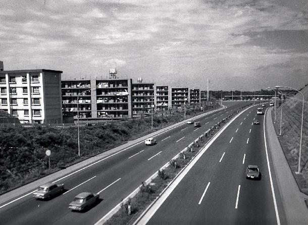 高速道路と団地