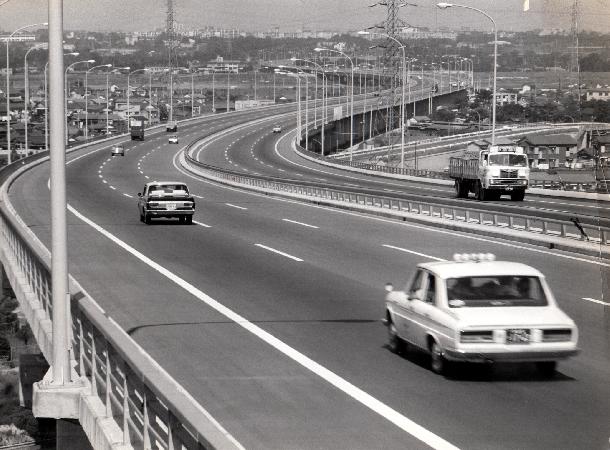 新装なった東名高速道路