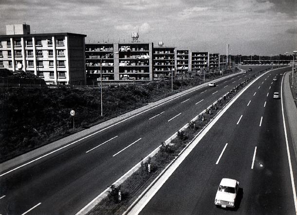 南平付近の高速道路と団地